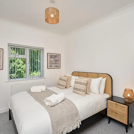 Spacious 1 Bed Apt - Stunning Views & Private Parking - 5 Mins To Beach - Dog Friendly - Close To Ventnor, Shanklin & Sandown - Ideal For Friends, Families & Business Travellers - Sleeps Up To 4 Guests - Managed By 