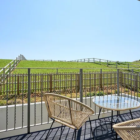 Spacious 1 Bed Apt - Stunning Views & Private Parking - 5 Mins To Beach - Dog Friendly - Close To Ventnor, Shanklin & Sandown - Ideal For Friends, Families & Business Travellers - Sleeps Up To 4 Guests - Managed By 