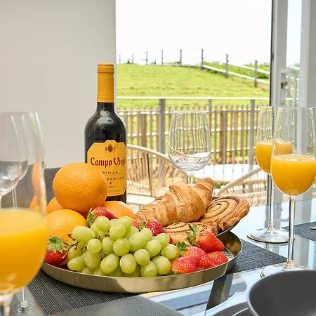 Spacious 1 Bed Apt - Stunning Views & Private Parking - 5 Mins To Beach - Dog Friendly - Close To Ventnor, Shanklin & Sandown - Ideal For Friends, Families & Business Travellers - Sleeps Up To 4 Guests - Managed By 