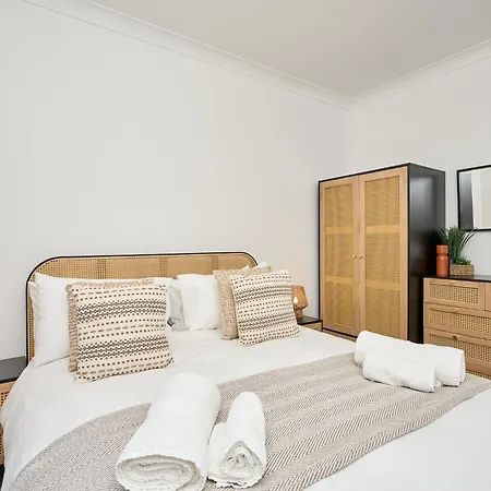Spacious 1 Bed Apt - Stunning Views & Private Parking - 5 Mins To Beach - Dog Friendly - Close To Ventnor, Shanklin & Sandown - Ideal For Friends, Families & Business Travellers - Sleeps Up To 4 Guests - Managed By 