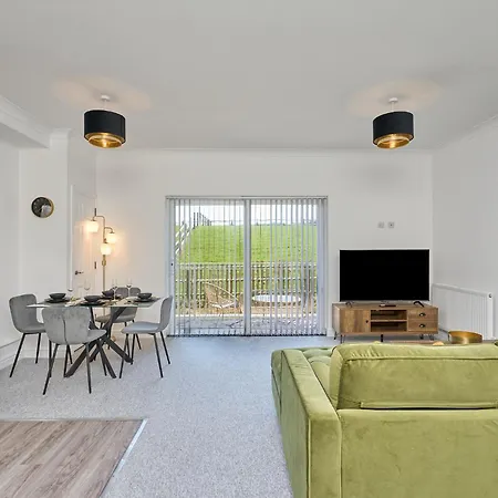 Spacious 1 Bed Apt - Stunning Views & Private Parking - 5 Mins To Beach - Dog Friendly - Close To Ventnor, Shanklin & Sandown - Ideal For Friends, Families & Business Travellers - Sleeps Up To 4 Guests - Managed By 