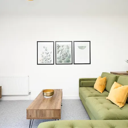 Spacious 1 Bed Apt - Stunning Views & Private Parking - 5 Mins To Beach - Dog Friendly - Close To Ventnor, Shanklin & Sandown - Ideal For Friends, Families & Business Travellers - Sleeps Up To 4 Guests - Managed By 