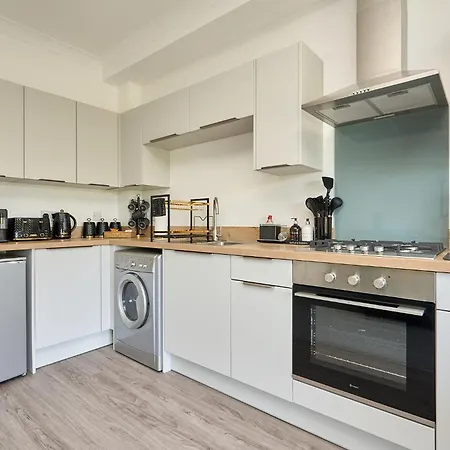 Spacious 1 Bed Apt - Stunning Views & Private Parking - 5 Mins To Beach - Dog Friendly - Close To Ventnor, Shanklin & Sandown - Ideal For Friends, Families & Business Travellers - Sleeps Up To 4 Guests - Managed By 