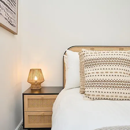 Spacious 1 Bed Apt - Stunning Views & Private Parking - 5 Mins To Beach - Dog Friendly - Close To Ventnor, Shanklin & Sandown - Ideal For Friends, Families & Business Travellers - Sleeps Up To 4 Guests - Managed By 