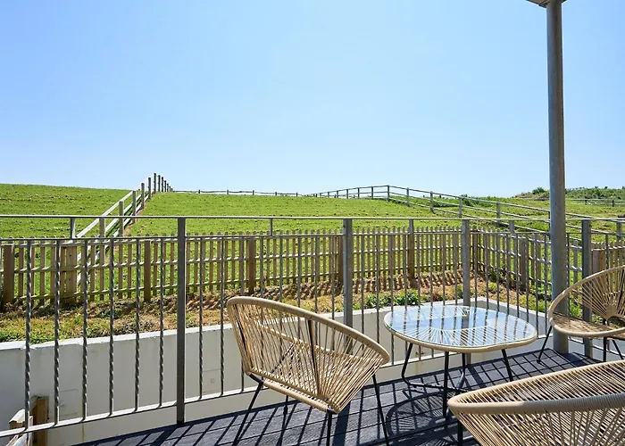 Spacious 1 Bed Apt - Stunning Views & Private Parking - 5 Mins To Beach - Dog Friendly - Close To Ventnor, Shanklin & Sandown - Ideal For Friends, Families & Business Travellers - Sleeps Up To 4 Guests - Managed By \