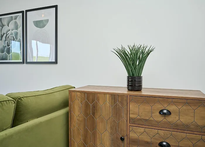 Spacious 1 Bed Apt - Stunning Views & Private Parking - 5 Mins To Beach - Dog Friendly - Close To Ventnor, Shanklin & Sandown - Ideal For Friends, Families & Business Travellers - Sleeps Up To 4 Guests - Managed By \