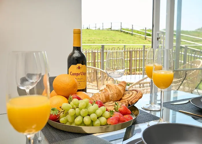Spacious 1 Bed Apt - Stunning Views & Private Parking - 5 Mins To Beach - Dog Friendly - Close To Ventnor, Shanklin & Sandown - Ideal For Friends, Families & Business Travellers - Sleeps Up To 4 Guests - Managed By \