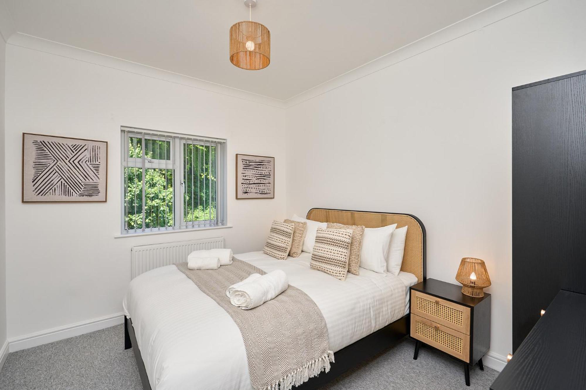 Spacious 1 Bed - Stunning Views & Private Parking - 5 Mins To - Dog Friendly - Close To Ventnor, Shanklin & Sandown - Ideal For Friends, Families & Business Travellers - Sleeps Up To 4 Guests - Managed By 