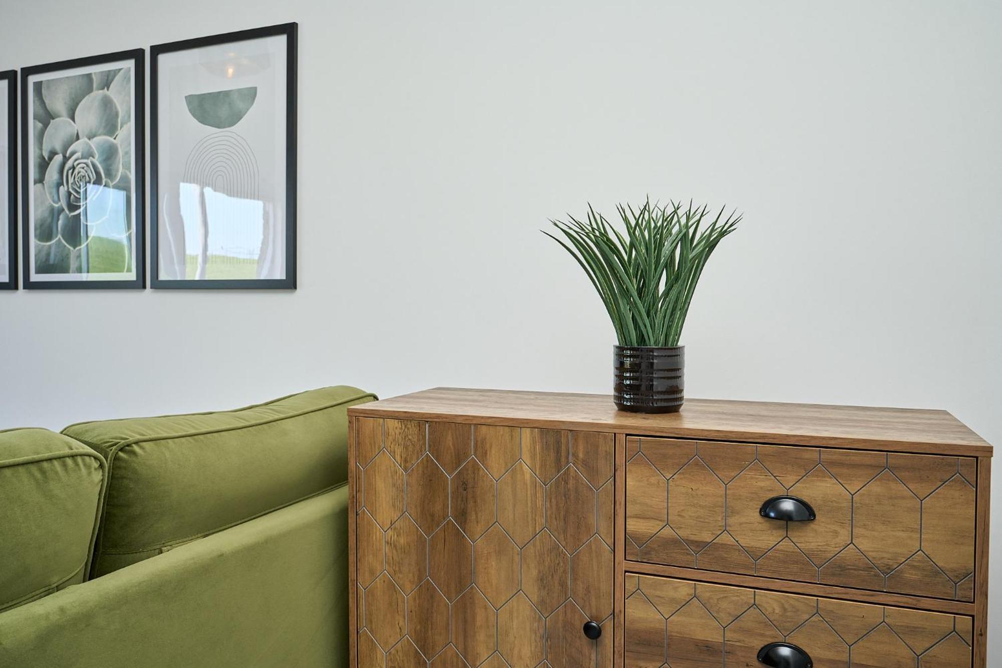 Spacious 1 Bed - Stunning Views & Private Parking - 5 Mins To - Dog Friendly - Close To Ventnor, Shanklin & Sandown - Ideal For Friends, Families & Business Travellers - Sleeps Up To 4 Guests - Managed By 