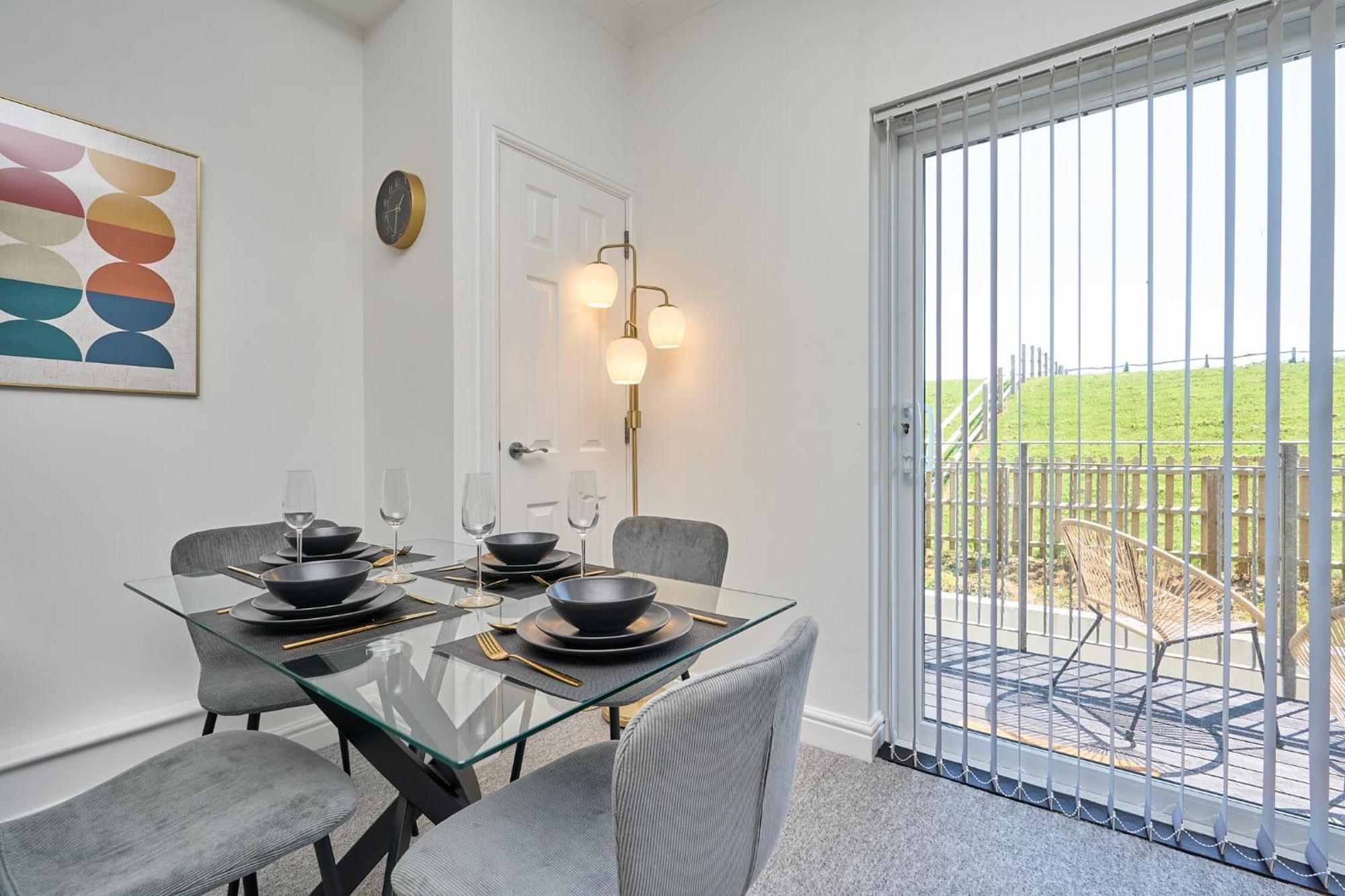 Apartment Spacious 1 Bed - Stunning Views & Private Parking - 5 Mins To - Dog Friendly - Close To Ventnor, Shanklin & Sandown - Ideal For Friends, Families & Business Travellers - Sleeps Up To 4 Guests - Managed By 