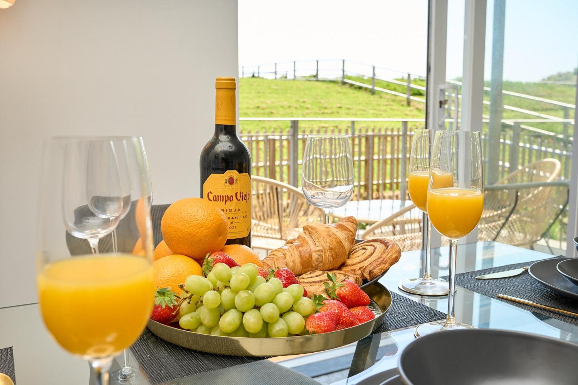 Spacious 1 Bed - Stunning Views & Private Parking - 5 Mins To - Dog Friendly - Close To Ventnor, Shanklin & Sandown - Ideal For Friends, Families & Business Travellers - Sleeps Up To 4 Guests - Managed By 