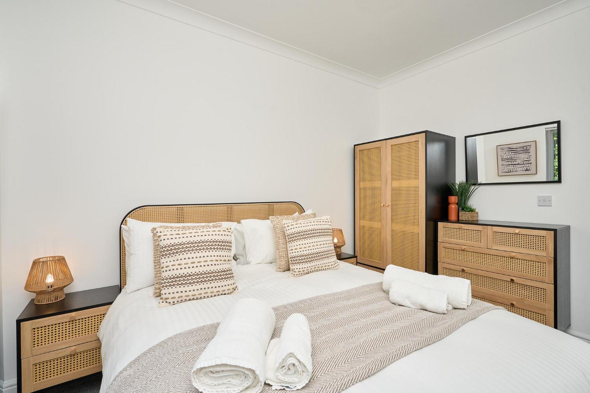 Spacious 1 Bed - Stunning Views & Private Parking - 5 Mins To - Dog Friendly - Close To Ventnor, Shanklin & Sandown - Ideal For Friends, Families & Business Travellers - Sleeps Up To 4 Guests - Managed By 