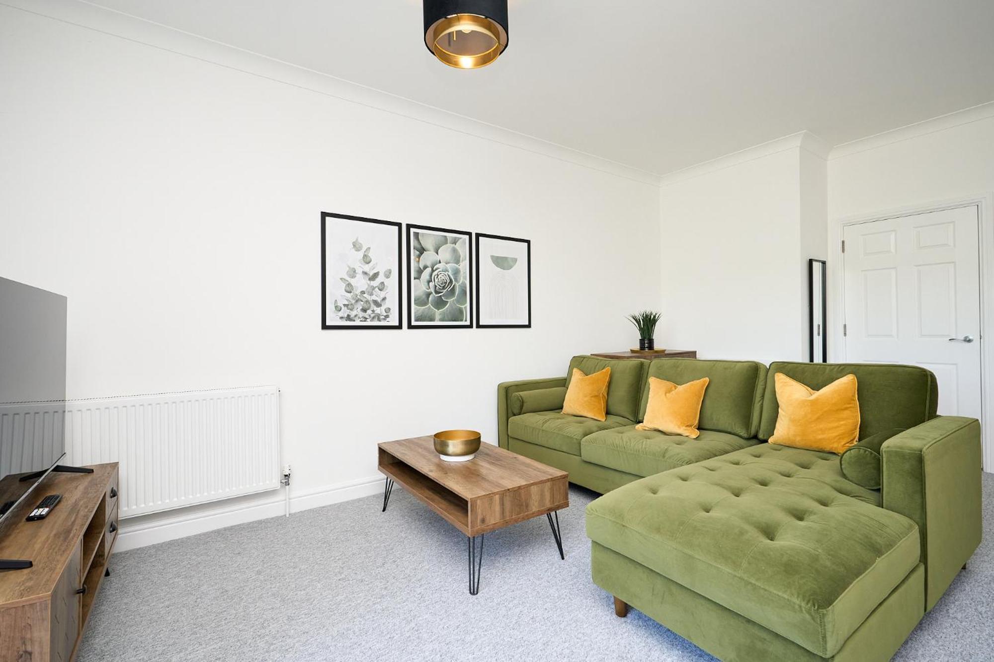 Spacious 1 Bed - Stunning Views & Private Parking - 5 Mins To - Dog Friendly - Close To Ventnor, Shanklin & Sandown - Ideal For Friends, Families & Business Travellers - Sleeps Up To 4 Guests - Managed By 