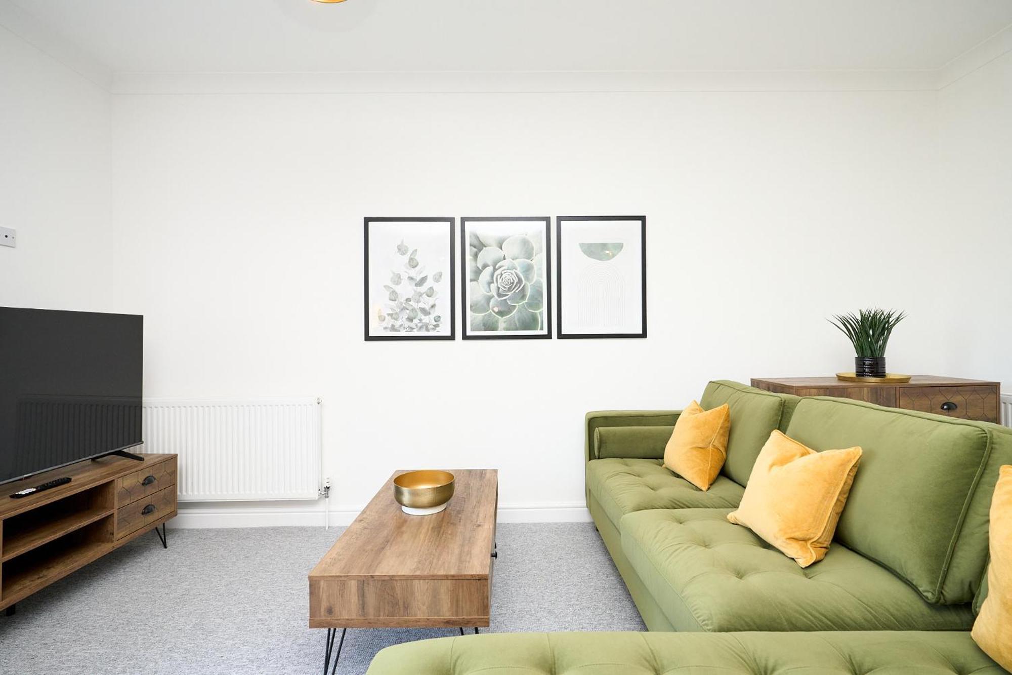 Spacious 1 Bed - Stunning Views & Private Parking - 5 Mins To - Dog Friendly - Close To Ventnor, Shanklin & Sandown - Ideal For Friends, Families & Business Travellers - Sleeps Up To 4 Guests - Managed By 