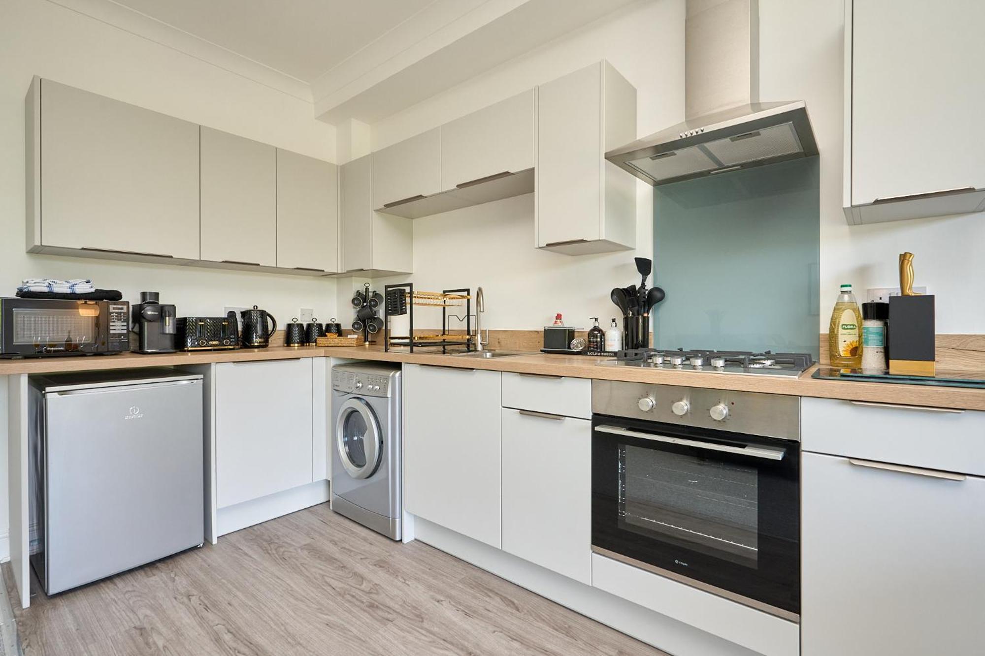 Spacious 1 Bed - Stunning Views & Private Parking - 5 Mins To - Dog Friendly - Close To Ventnor, Shanklin & Sandown - Ideal For Friends, Families & Business Travellers - Sleeps Up To 4 Guests - Managed By 