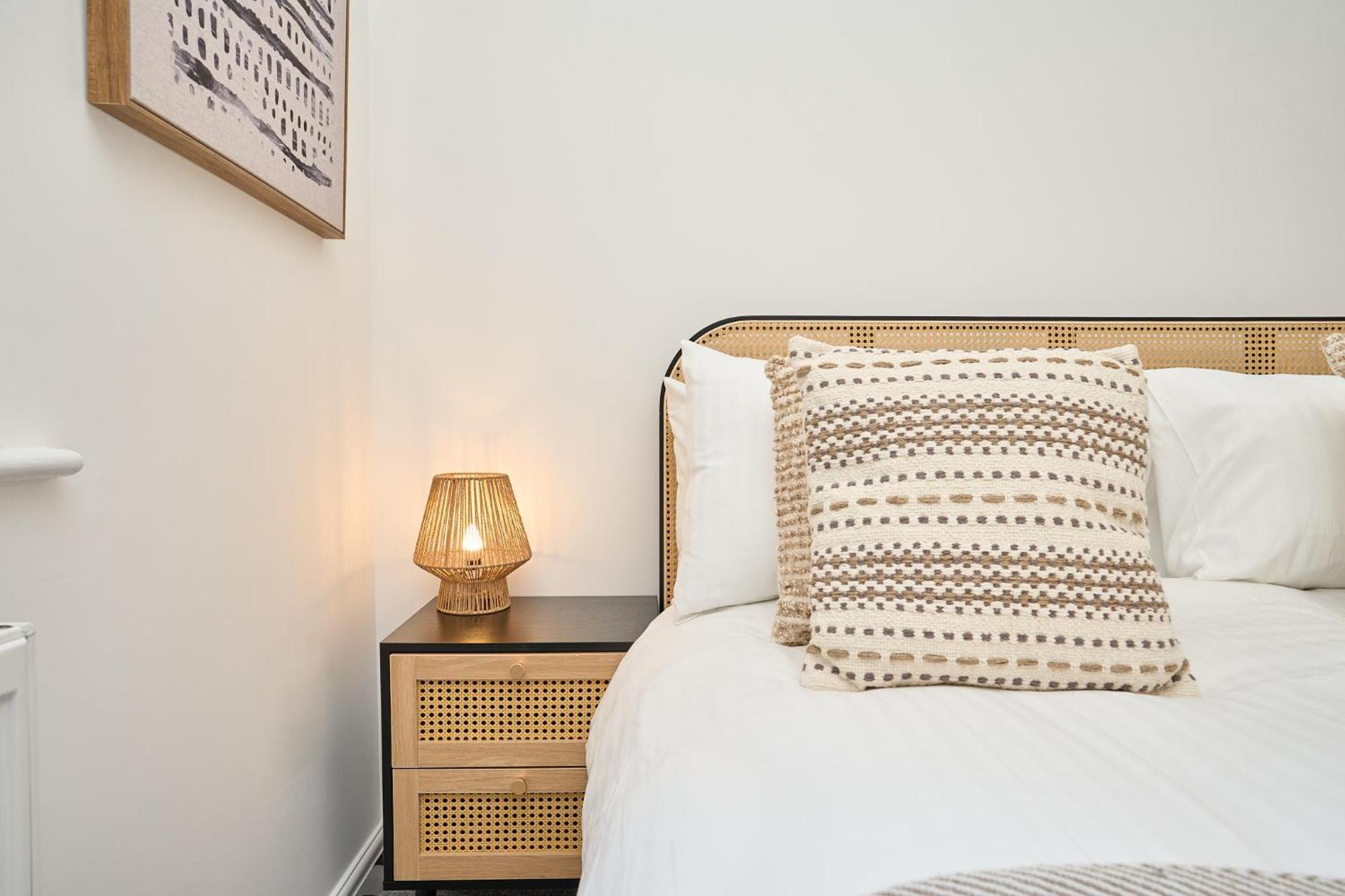 Spacious 1 Bed - Stunning Views & Private Parking - 5 Mins To - Dog Friendly - Close To Ventnor, Shanklin & Sandown - Ideal For Friends, Families & Business Travellers - Sleeps Up To 4 Guests - Managed By 